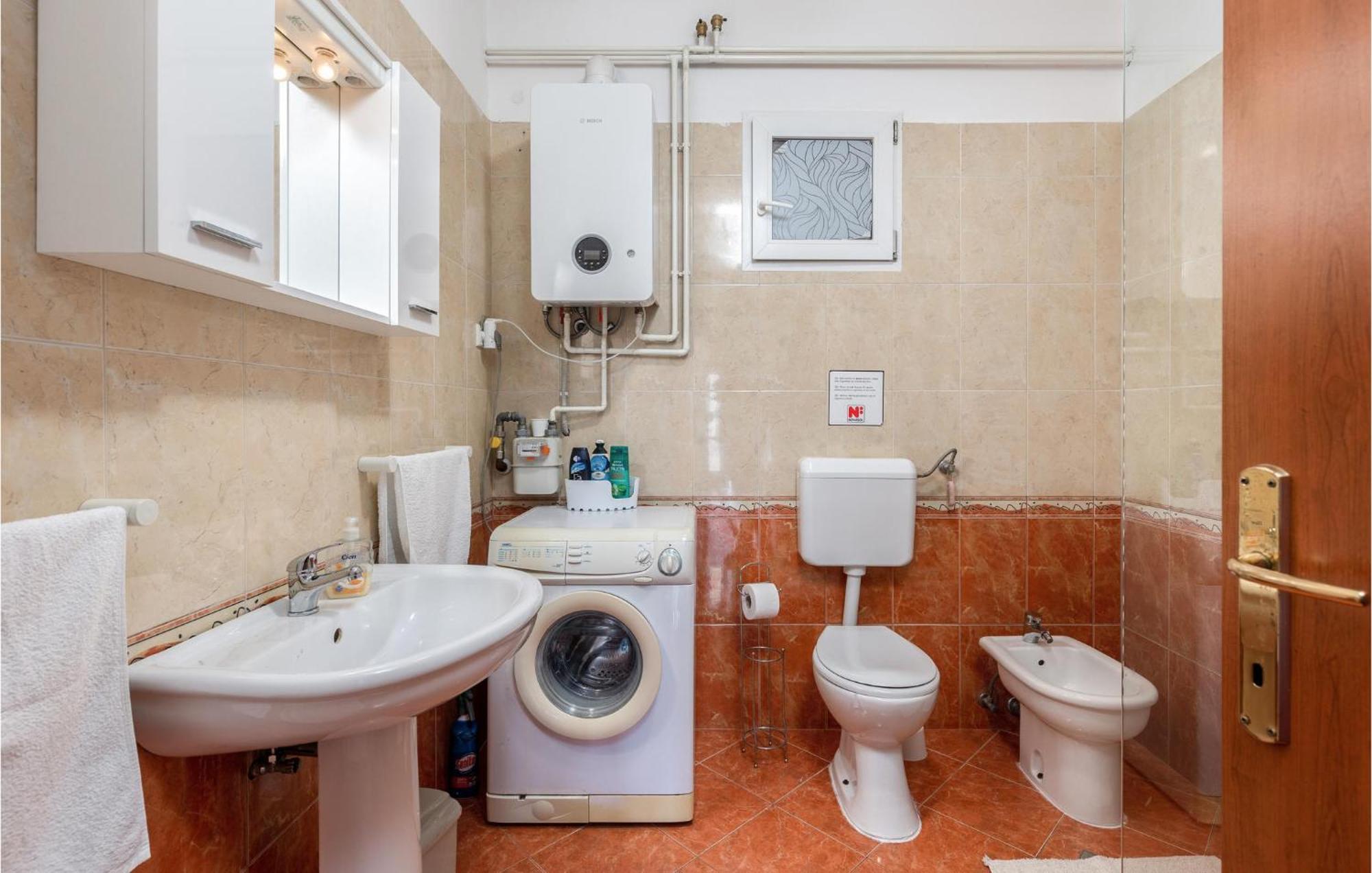 2 Bedroom Gorgeous Apartment In Kostrena Ngoại thất bức ảnh