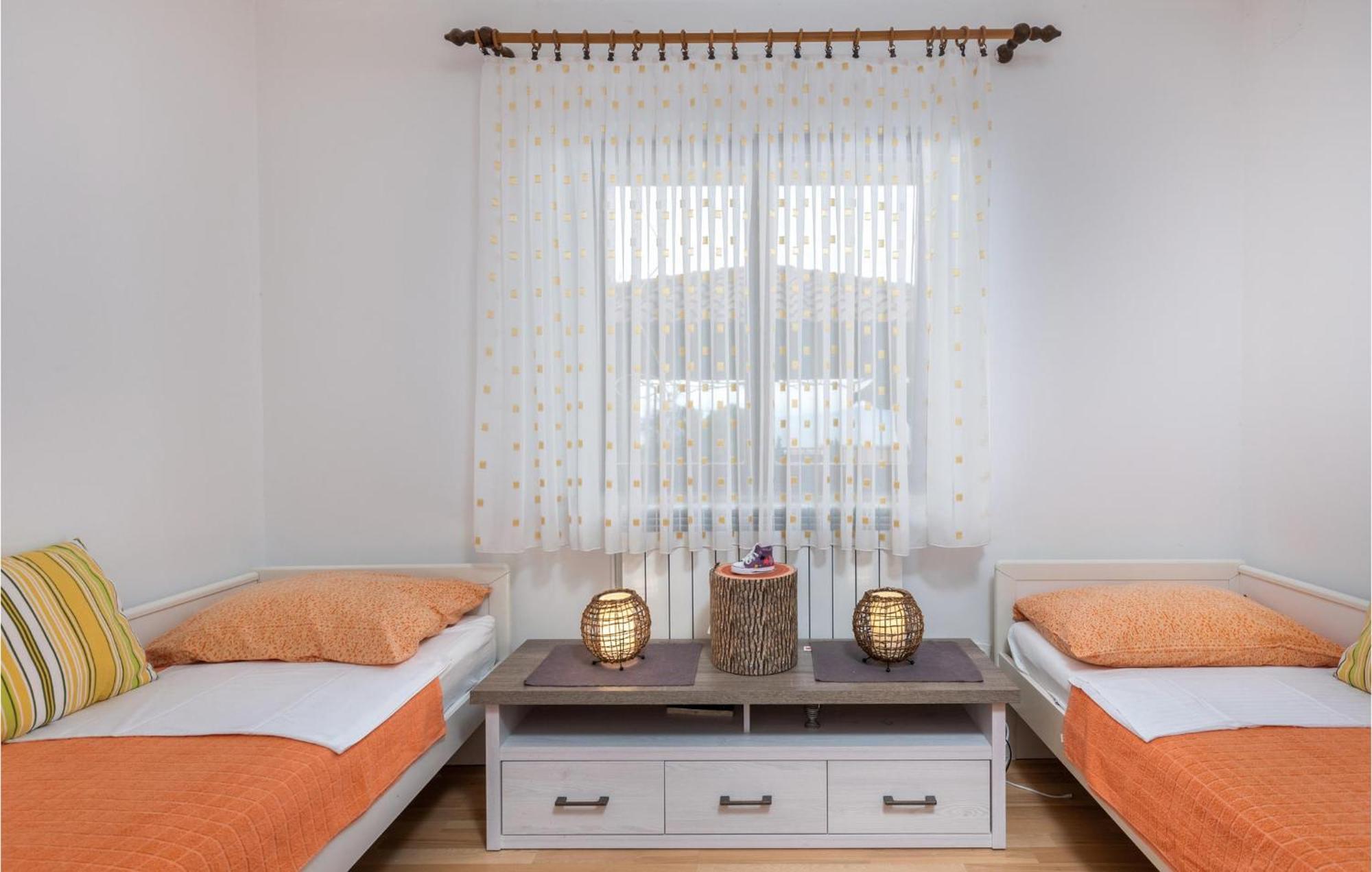2 Bedroom Gorgeous Apartment In Kostrena Ngoại thất bức ảnh