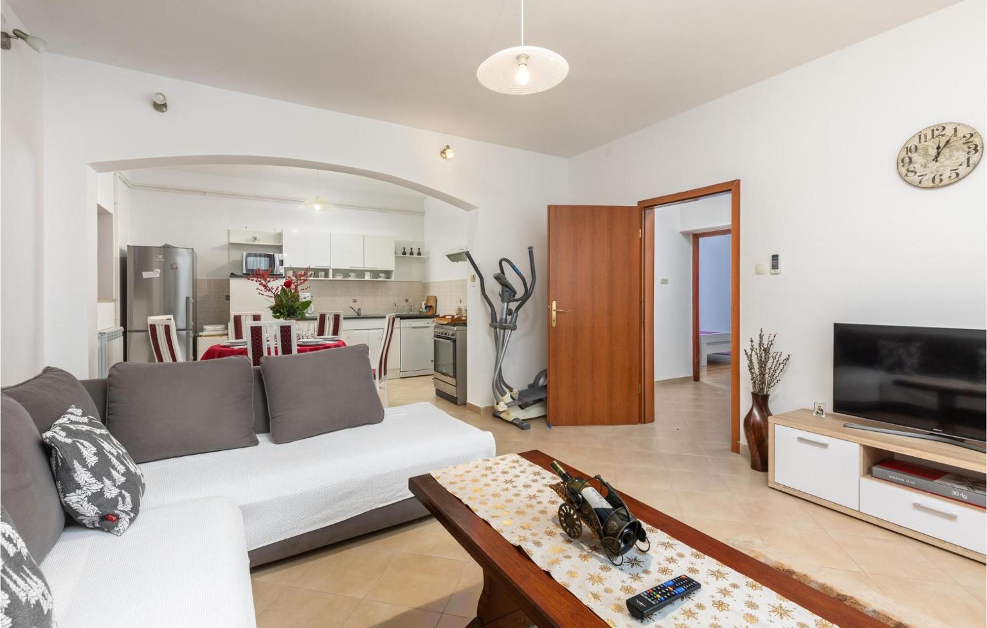 2 Bedroom Gorgeous Apartment In Kostrena Ngoại thất bức ảnh